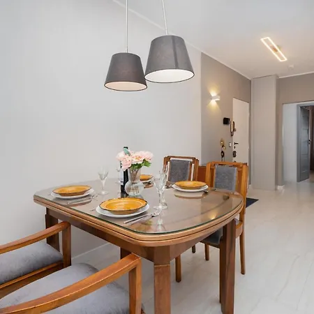 With Balcony Near The In By Renters Apartman *